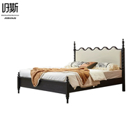Lit Queen en bois massif avec tête de lit ondulée de style Mid-Century, revêtement crème, poteaux sculptés noirs, écologique et silencieux, idéal pour les maisons rétro et vintage