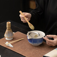 Ensemble Matcha à Rayures Verticales de Luxe Comprenant Chasen, Bol à Matcha Style Urasenke, Passoire, Cuillère à Thé, Pelle à Thé et Accessoires en Céramique