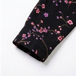 Blusa Casual Estampada con Flores Negras para Mujer, Blusa de Moda de Manga Corta, Proveedor Mayorista para Boutiques y Minoristas - Product Image 4
