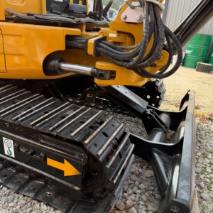 รถขุดขนาดเล็ก CAT 303E แบบเปิดห้องโดยสาร ใช้ระบบไฮดรอลิก สำหรับงานจัดสวน งานขุดดิน และงานตัดร่อง - Product Image 4