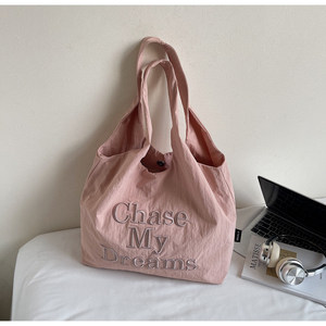 Ins Casual-Style Buchstaben-Bestickte Canvas-Tasche für Damen 2025 Neuer Trend Leichtgewichtige <span class=keywords><strong>Gro</strong></span>ß<span class=keywords><strong>e</strong></span> Größ<span class=keywords><strong>e</strong></span> Magnetverschluss Weiche Einkaufstasche - Product Image 6