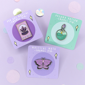 Spille da bavero all'ingrosso con motivo personalizzato: Pozione Magica delle Streghe, Luna nella Bottiglia, Farfalla, in smalto duro o morbido - Product Image 2