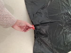 Sacchi per la Spazzatura Neri Resistenti con Fondo Quadrato <span class=keywords><strong>in</strong></span> LDPE/HDPE, con Cordoncino, Goffrati, Riciclabili, 33 Galloni, 83,82*92,71cm - Product Image 4