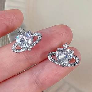 Orecchini a perno in oro bianco E2488 con cristalli rotondi taglio brillante e strass, design a stella, montatura a griffe, gioielli alla moda da donna - Product Image 6