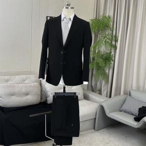 Costumes d'entreprise sur mesure pour hommes avec garantie d'ajustement personnalisé pour les apparitions vidéo de travail à distance pour les professeurs d'université - Product Image 1
