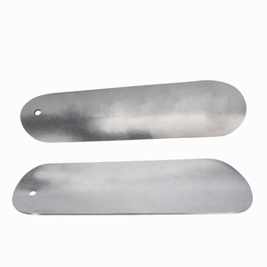 Calzador de metal plateado de 14.9 cm, portátil para calzado sin cordones, fácil de transportar - Product Image 1