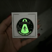 Épingles en émail personnalisées avec logo, en alliage de zinc, motif Alien mignon qui brille dans le noir, effet fluorescent amusant, badge métallique en émail dur, vente en gros