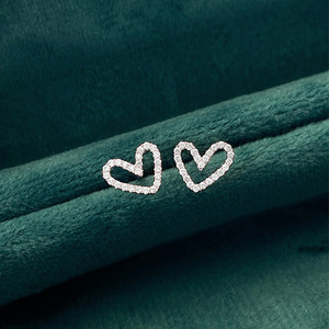 Orecchini a perno a cuore cavo da donna, semplici e minimalisti, per uso quotidiano, accessorio per l'orecchio, gioiello alla moda per outfit - Product Image 6