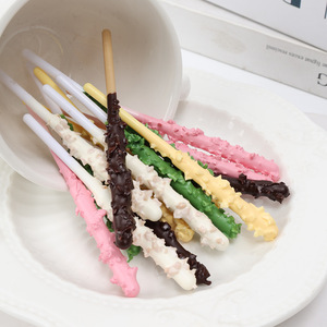 Bâtonnet de chocolat simulé fraise 9 cm, Bâtonnet de biscuit simulé, Bâtonnet de granulés de fausse collation pour vidéo courte, Accessoire de farce - Product Image 4
