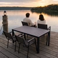 Table et chaises de jardin en acier pour les boissons au coucher du soleil sur le quai du lac et les repas en bord de mer