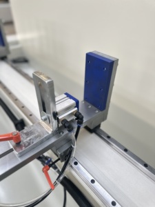 เครื่องเจาะกัดซีเอ็นซีสำหรับโปรไฟล์อะลูมิเนียม Ybke 3000 มม. สำหรับประตูและหน้าต่าง เครื่องทำประตูและหน้าต่างความแม่นยำสูง - Product Image 6