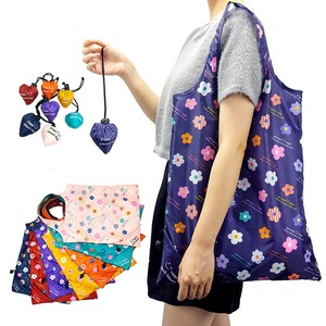 Vente en gros d'usine sac d'épicerie pliable en polyester recyclé fraise dessin animé logo personnalisé pour la promotion - Product Image 1