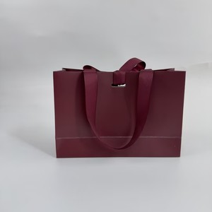 ถุงของขวัญขนาดเล็กหรูหรา 19x6x13 ซม. สำหรับใส่เครื่องสำอาง ลิปสติก น้ำหอม บรรจุภัณฑ์กระดาษ ถุงใส่เครื่องประดับ แหวน ไวน์แดง ถุงช้อปปิ้งพร้อมริบบิ้น - Product Image 5