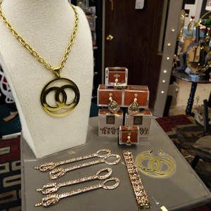 <span class=keywords><strong>Set</strong></span> Anting dan Kalung Wanita Gothic Berlapis Emas dari Baja Tahan Karat Merek Desainer, Anting Geometris Vintage Grosir. - Product Image 3