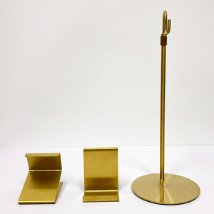 Maniquí de Metal Resistente y Elegante con Cabeza Blanca de Alta Calidad para Exhibición de Carteras y Bolsos - Product Image 1