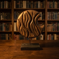 Sculpture en bois en forme de croissant, texture flamboyante, lignes fluides, style Art Déco, nature morte, ornement de bureau, finition noyer, forme irrégulière