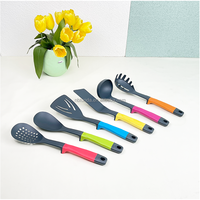 Outils de cuisine en plastique au design unique Gadgets 7pcs Ensemble d'ustensiles de cuisine en nylon à poignée colorée de Chine
