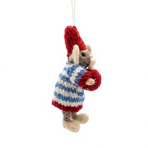 Ornement de Noël en feutre de laine traditionnel fait main, écologique et certifié, petite souris avec chapeau rouge et pull, tenant une boule, à suspendre au mur - Product Image 3