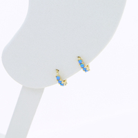 Boucles d'oreilles créoles miniatures délicates en argent plaqué, avec opale de feu blanche