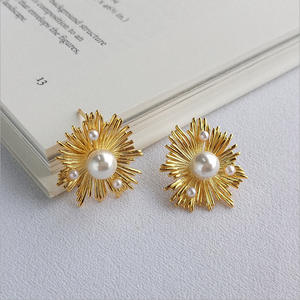 ต่างหูแบบติดหู ชุบทอง 14K ลายดอกไม้ ทำจากโลหะผสมสังกะสี เครื่องประดับแฟชั่นสำหรับผู้หญิง สั่งทำได้ - Product Image 5