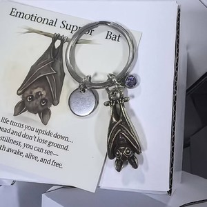 พวงกุญแจรูปค้างคาวโลหะกลับหัว พร้อมการ์ดสร้างแรงบันดาลใจ สำหรับเป็นของขวัญเพื่อน เพื่อแสดงความห่วงใยและให้กำลังใจ - Product Image 4