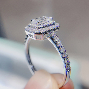 Anello da Donna Placcato in Rodio con Zirconia Cubica, Stile Elegante con Micro-Pavé, per Fidanzamento e Matrimonio - Product Image 3