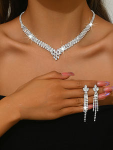 Exquisito y Minimalista Juego de Collar y Pendientes para Novias, Accesorios de Boda - Product Image 6