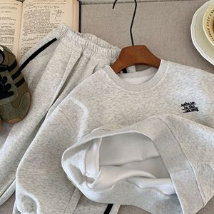 Completo due pezzi autunnale 2025 di tendenza per ragazzi, nuovo completo casual semplice con pantaloni in felpa e motivo a lettere - Product Image 4