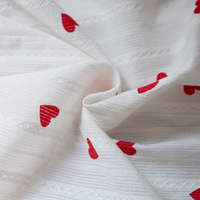 Robe chemise respirante haute densité pour femme, motif cœur artisanal, esthétique resort, silhouette oversize, tenue décontractée pour femme