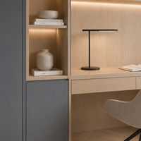 Armoires de bureau bleu-gris et chêne clair avec bureau, tiroirs et rangements ouverts