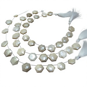 Piedra Lunar Blanca Natural AB con Recubrimiento Místico, Forma Hexagonal, Cuentas Briolette de 14mm, Hilo de 10 Pulgadas - Product Image 1