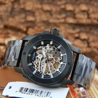 Montre automatique mécanique moderne pour homme en acier noir avec cadran squeletté et mouvement mécanique automatique