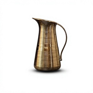 Pichet à eau vintage en laiton avec poignée, vaisselle en métal, carafe décorative pour la cuisine - Product Image 1