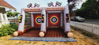 Jeu de lancer de hache gonflable à double porte de carnaval Offre Spéciale avec souffleur d'air pour les événements de fête