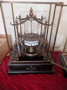 Reloj de Mesa Mecánico de Estilo Retro SM, Color Bronce Antiguo, con Base de Cajón y Mecanismo de Bola Voladora - Product Image 2