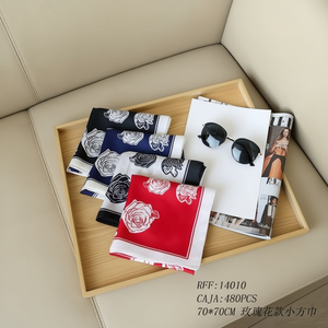 Fazzoletto quadrato piccolo con motivo a rose 70x70 cm, sciarpa alla moda per donna - Product Image 3