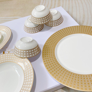 Service de table en porcelaine fine de style européen doré, 41 pièces, avec assiette à fruits exquise - Product Image 5