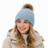 Bonnet d'hiver décontracté en jacquard de laine mélangée avec fausse fourrure tressée et bouton, idéal pour les voyages en extérieur, collection Automne/Hiver 2026 pour femme