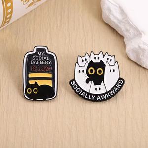 Spilla Smaltata 'Socially Awkward', Divertente 'La Mia Batteria Sociale è Scarica', Gioiello Cartoon, Regalo per Amici, Capodanno - Product Image 3