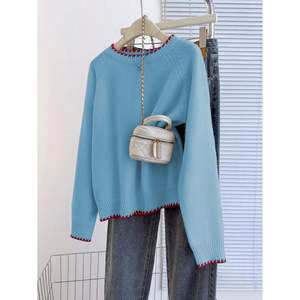 Pull en tricot à col rond à manches longues pour femme, noir avec surpiqûres contrastées - Product Image 2