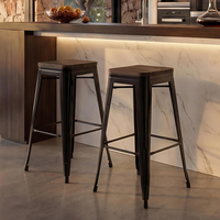Tabouret industriel en métal blanc avec assise en bois, empilable, avec repose-pieds, chaise de bar pour café et restaurant