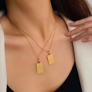 Colgante rectangular personalizado con símbolos grabados, joyería geométrica, mensaje inspirado - Product Image 5