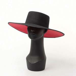 Sombreros de Moda de Dos Tonos para Hombre y Mujer, Ala Ancha de 11 cm, Base Roja, 100% Lana, Estilo Fedora - Product Image 1