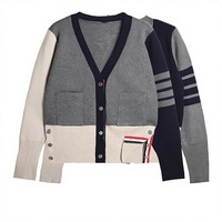 Nouveau cardigan tricoté à col en V et boutons, style color-block, pour femme, style preppy, avec quatre bandes, coupe ample et épaisse, collection automne
