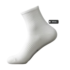 Chaussettes de sport professionnelles d'extérieur pour hommes et femmes, chaussettes de course mi-mollet respirantes en nylon pour le printemps et l'été, idéales pour le basketball et le <span class=keywords><strong>badminton</strong></span> (ODM) - Product Image 6