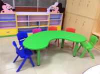 Ensemble table et chaises modernes durables en forme de lune colorées à hauteur réglable pour enfants de maternelle