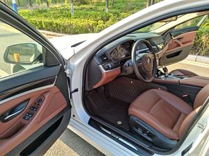 B-M-W 520Li Elegance 2014 2.0T Automatica, Berlina di Lusso Tedesca, Passo Lungo, Potenza Turbo, Comfort Premium, Guida a Sinistra, Interni in Pelle Scura, R17 - Product Image 4