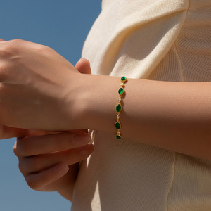 Pulsera de Cadena Clásica de Plata S925 Chapada en Oro de 18K con Jade Ovalado y Diamantes Redondos en Engaste de Bisel, Joyería para Uso Diario de Mujer - Product Image 4