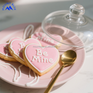 Набор печенья в подарочной коробке в форме сердца с надписями «Люблю тебя», «Будь моей» и «Я тебя люблю». Сладкие и соленые угощения ко Дню святого Валентина. - Product Image 2