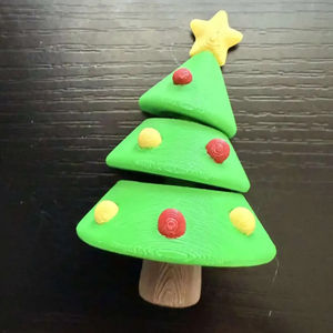 Petite statue d'arbre de Noël imprimée en 3D-mobile et parfaite pour ajouter du charme festif à la décoration intérieure sur les étagères - Product Image 3